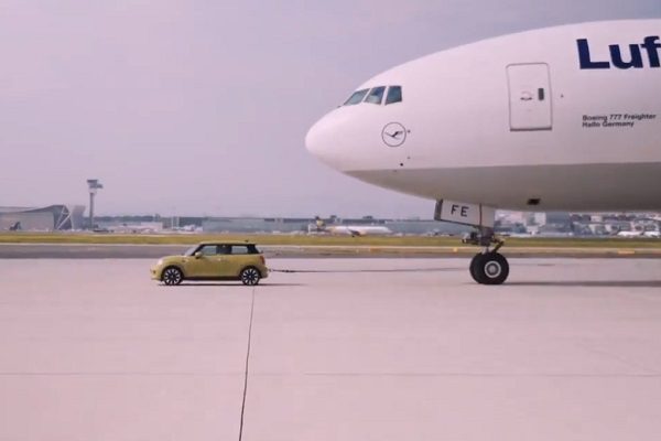 [Vidéo] La future Mini Cooper 100% électrique tracte un avion