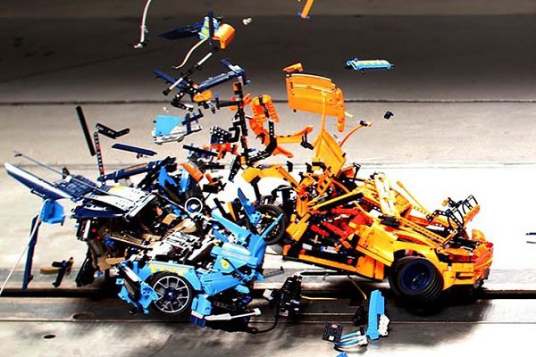[Vidéo] Le crash-test version Lego entre la Bugatti Chiron et la Porsche 911 GT3 RS