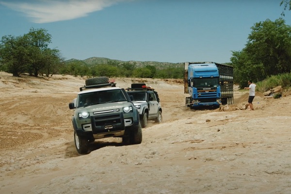 Deux Land Rover au secours d'un camion