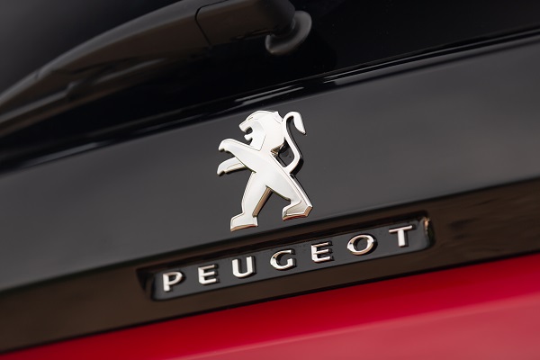 Marche auto replonge Peugeot brille